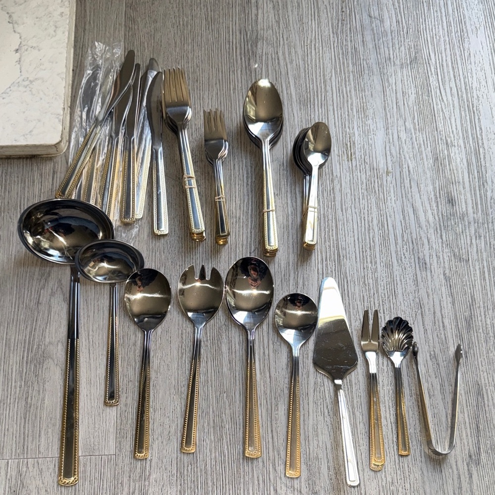 65 Piece Elegant Gold and Silver Cutlery Set